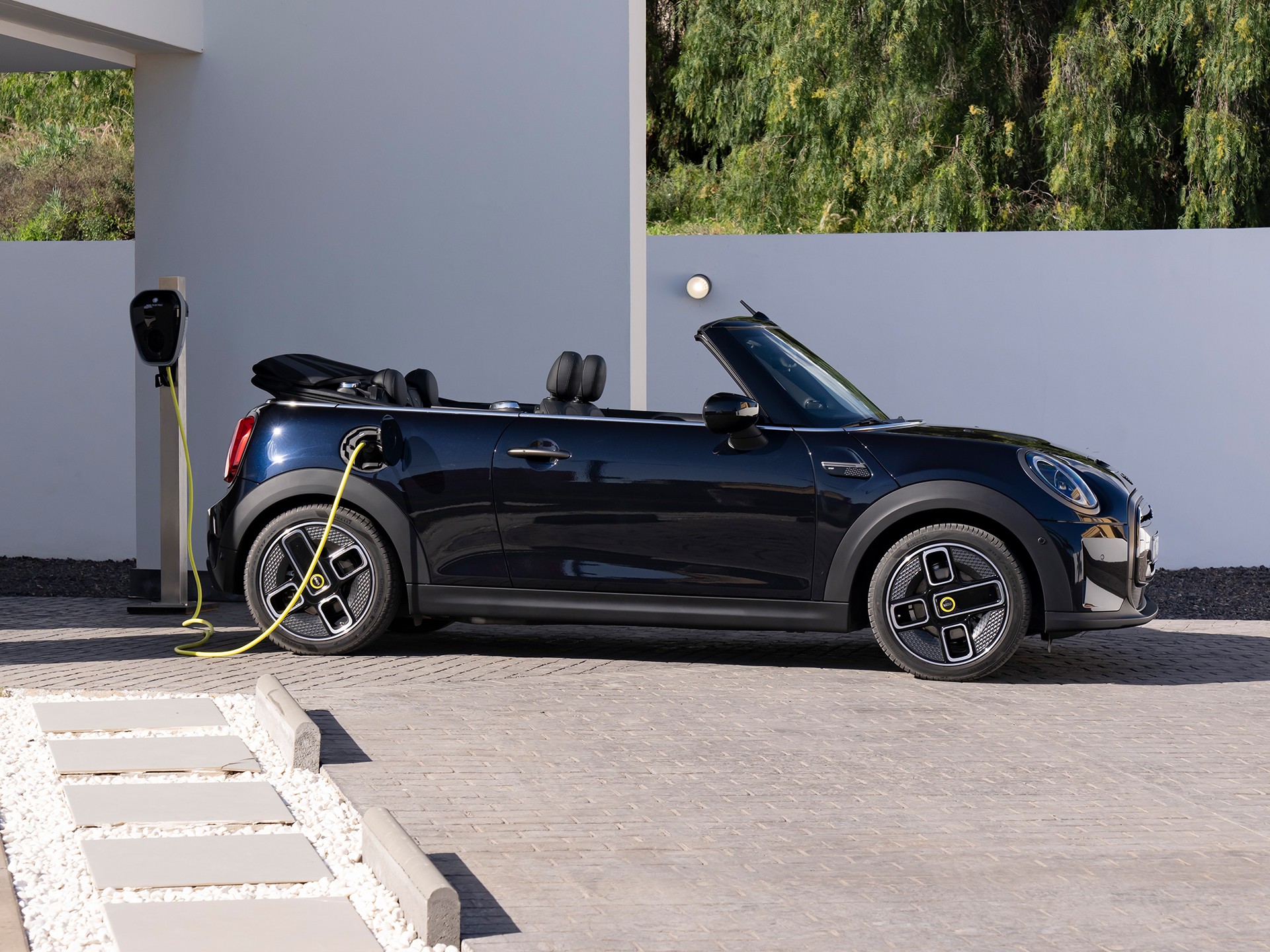 Tout premier MINI Cabrio tout électrique - vue d’ensemble de la page du teaser